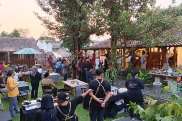 Wali Kota Yogyakarta secara resmi membuka pameran lukisan "Black and White Journey"  dengan menggoreskan kuas di atas kanvas
