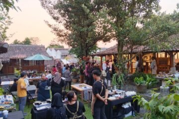 Wali Kota Yogyakarta secara resmi membuka pameran lukisan "Black and White Journey"  dengan menggoreskan kuas di atas kanvas