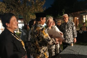 Penyerahan katalog lukisan "Black and White Journey" oleh Sita Adhisakti kepada Wali Kota Yogyakarta