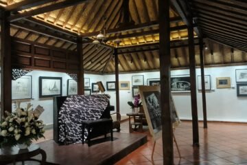 Pameran lukisan "Black and White Journey" by Sita Adhisakti