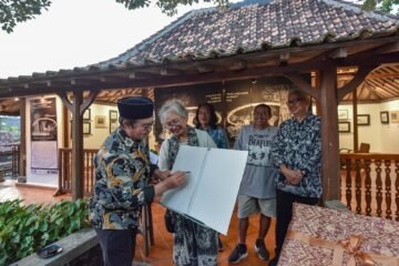 Pembukaan pameran lukisan "Black and White Journey" dibuka secara resmi oleh bapak Wali Kota Yogyakarta dengan menggoreskan pensil di atas kanvas