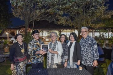 Penyerahan katalog lukisan "Black and White Journey" oleh Sita Adishakti kepada Wali Kota Yogyakarta