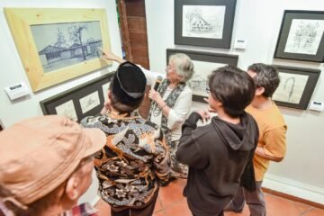 Bapak Wali Kota Yogyakarta beserta para undangan gallery walk dan berinteraksi langsung dengan Sita Adishakti