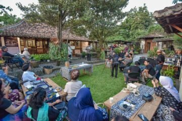 Pembukaan pameran lukisan "Black and White Journey" dibuka secara resmi oleh bapak Wali Kota Yogyakarta dengan menggoreskan pensil di atas kanvas